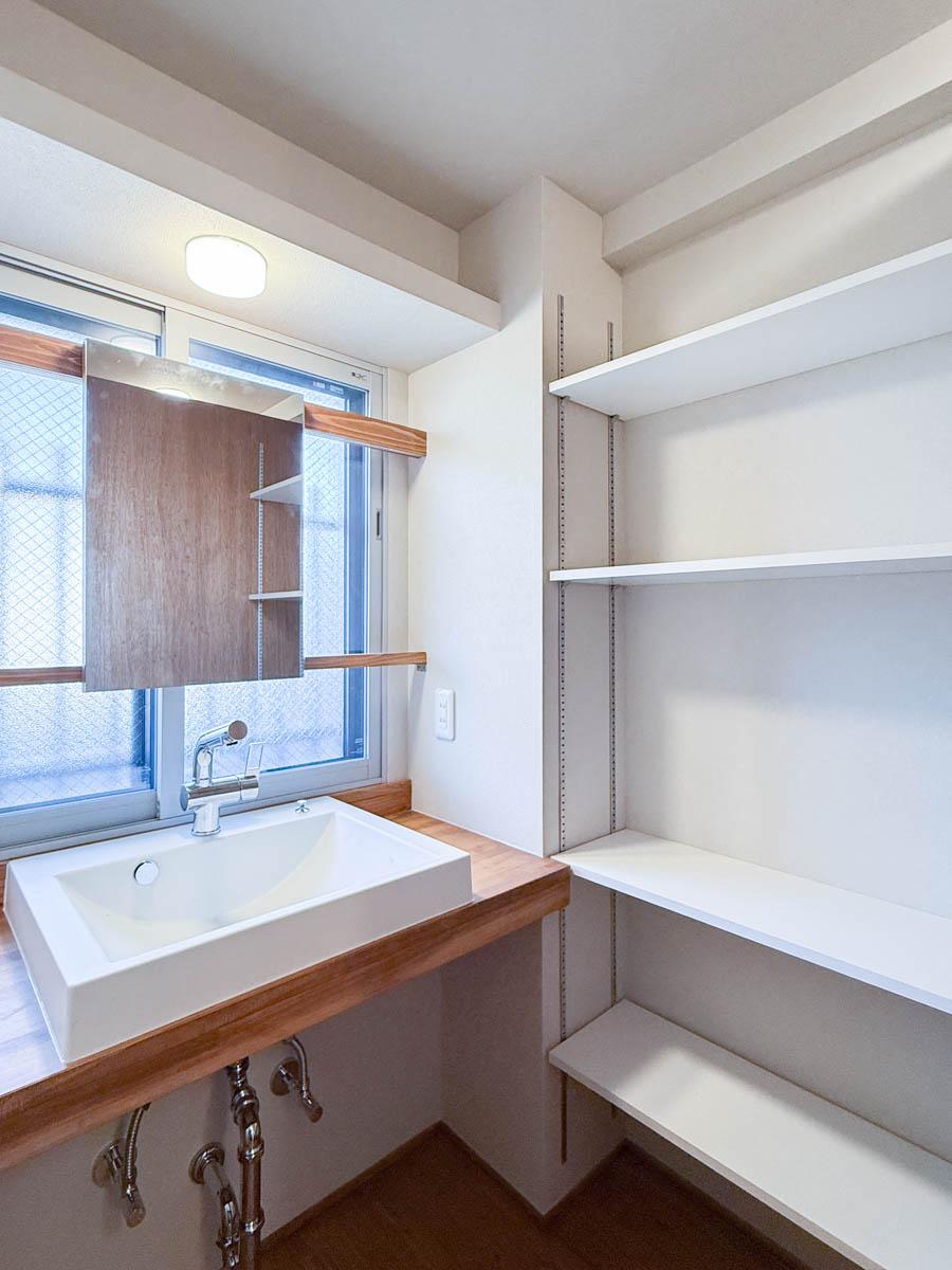 青梅市滝ノ上町の売買物件/窓際に配置された洗面スペースが自然光がたっぷり入り明るい空間です