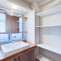 青梅市滝ノ上町の売買物件/窓際に配置された洗面スペースが自然光がたっぷり入り明るい空間です