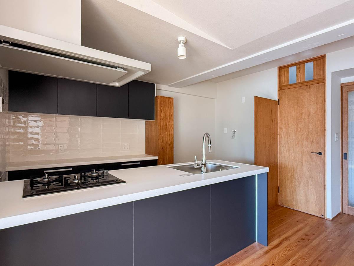 青梅市滝ノ上町の売買物件/キッチンを別のアングルで。白い壁のところに洗濯機・冷蔵庫を並べる設計です