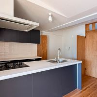 青梅市滝ノ上町の売買物件/キッチンを別のアングルで。白い壁のところに洗濯機・冷蔵庫を並べる設計です