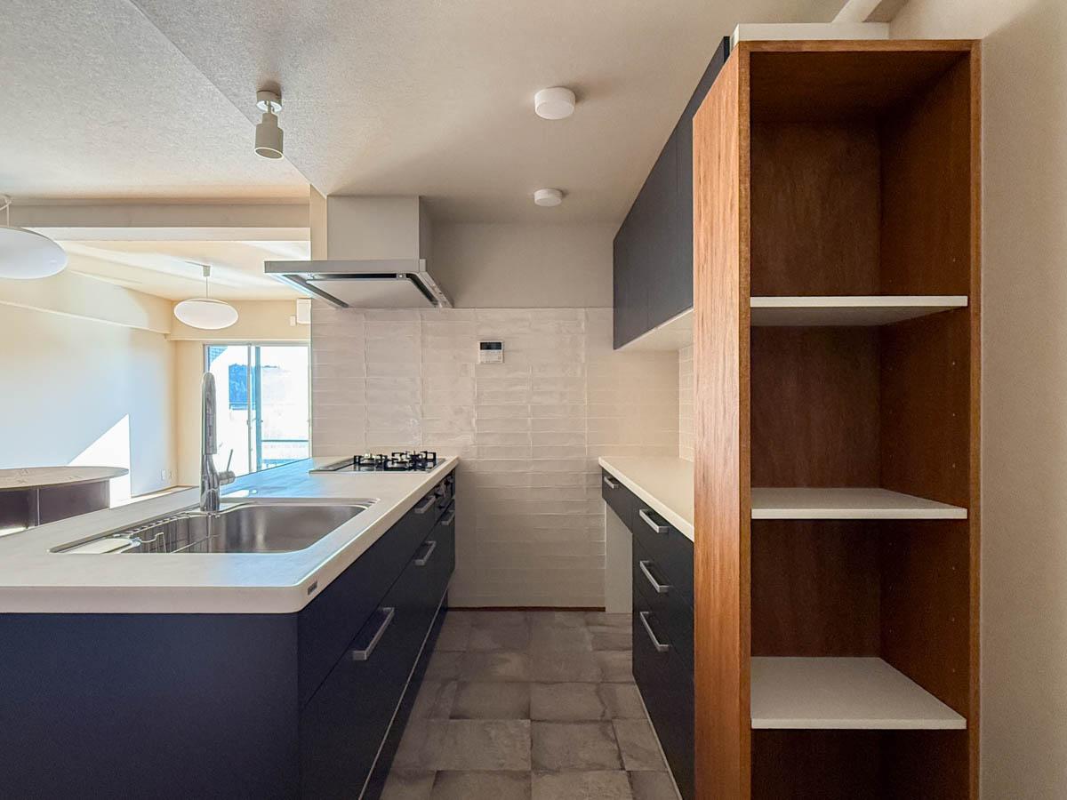 青梅市滝ノ上町の売買物件/キッチンの内側。床はタイルの仕様です