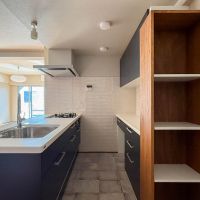 青梅市滝ノ上町の売買物件/キッチンの内側。床はタイルの仕様です