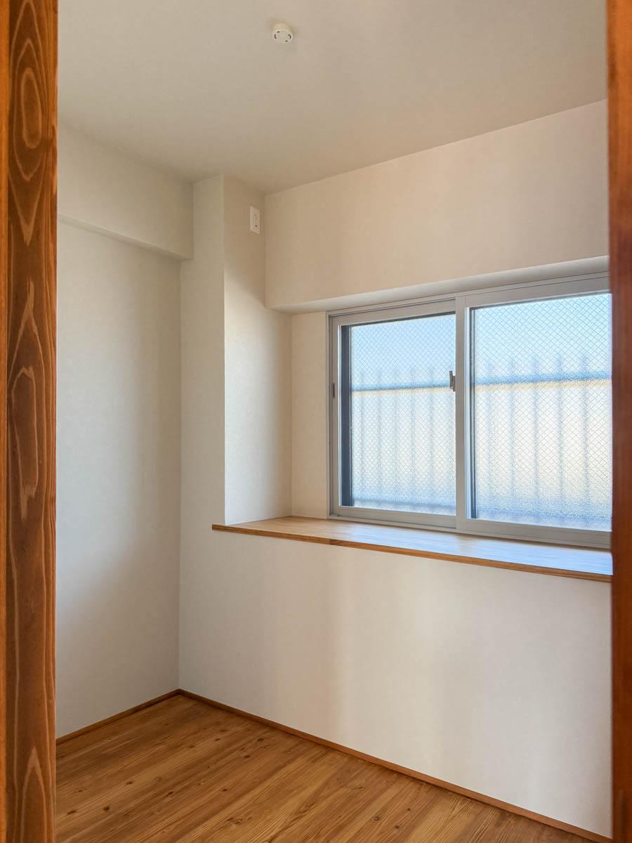 青梅市滝ノ上町の売買物件/2.4帖の洋室