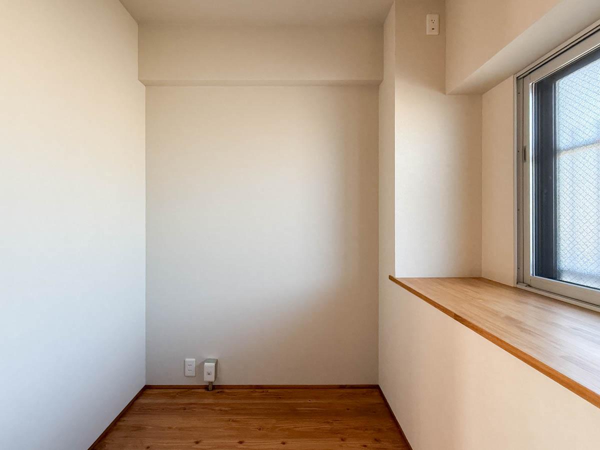 青梅市滝ノ上町の売買物件/ベッドも置ける広さにはなっています。出窓が便利