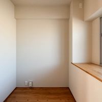 青梅市滝ノ上町の売買物件/ベッドも置ける広さにはなっています。出窓が便利