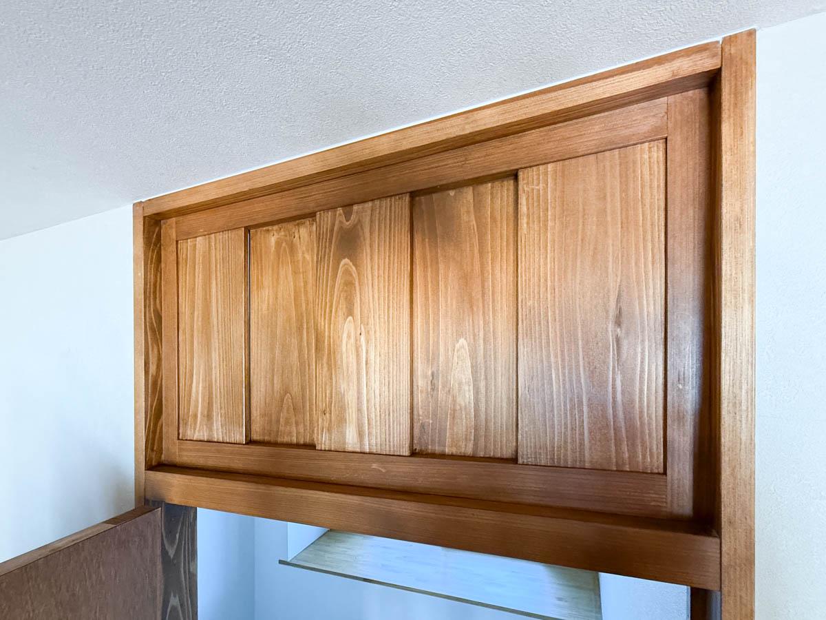 青梅市滝ノ上町の売買物件/上部には通気用の小窓。木をスライドさせると通気ができるようになっている