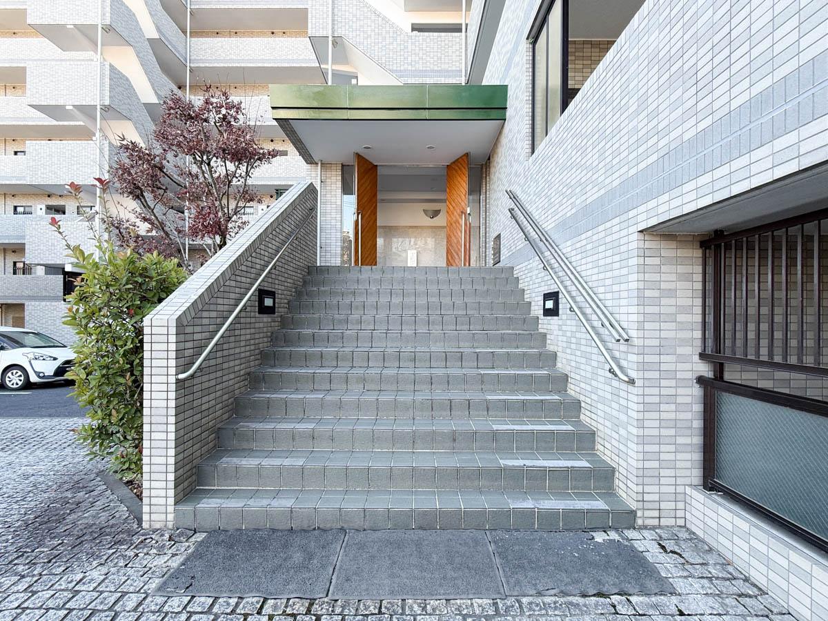 青梅市滝ノ上町の売買物件/エントランスは2階でオートロック付き。裏口に回れば、階段なしでエレベーターに乗ることもできます。