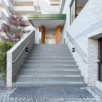 青梅市滝ノ上町の売買物件/エントランスは2階でオートロック付き。裏口に回れば、階段なしでエレベーターに乗ることもできます。