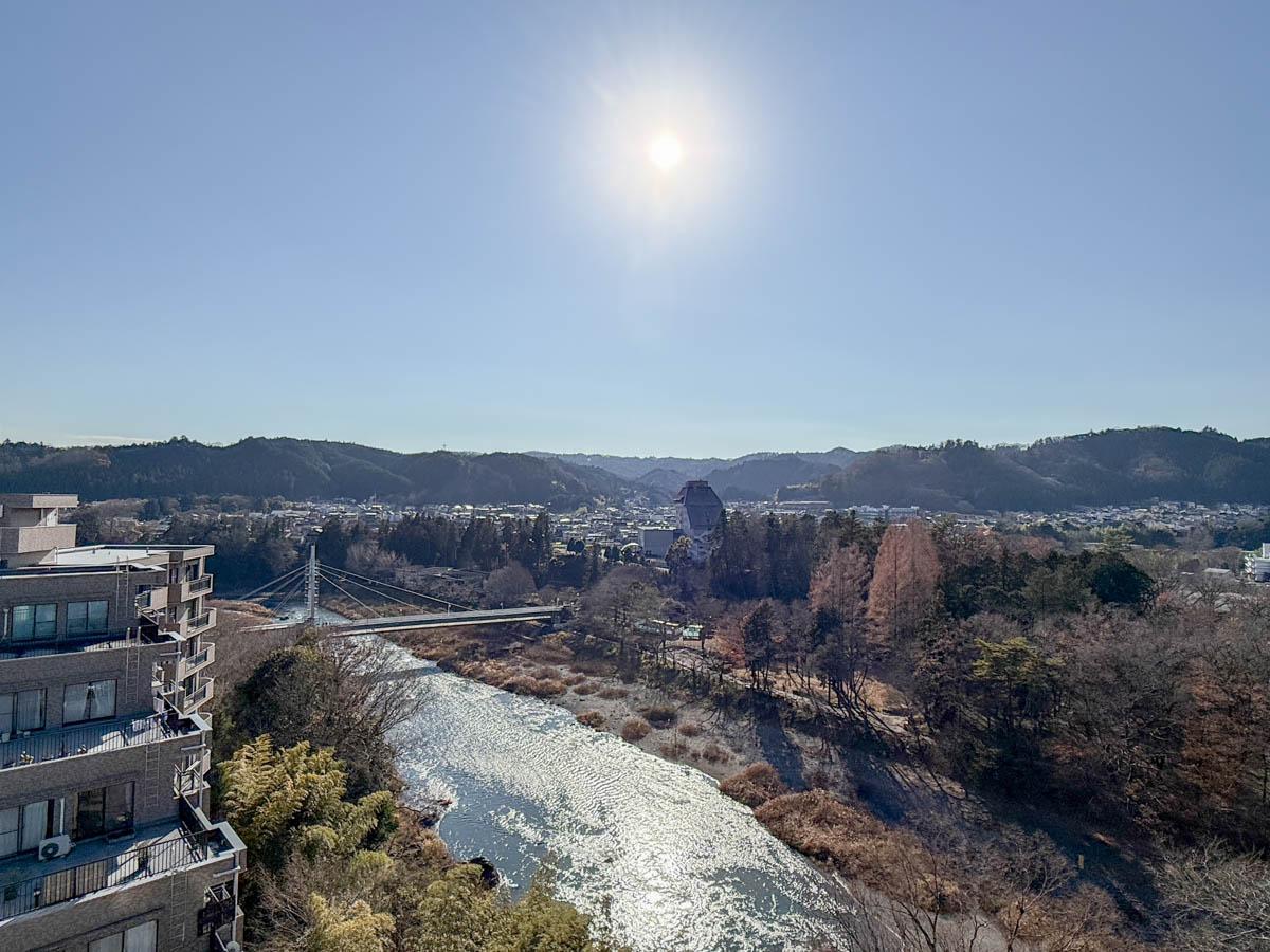 青梅市滝ノ上町の売買物件/南に向いたバルコニーからの眺望。多摩川が穏やかに流れ、その奥には奥多摩の山並みが