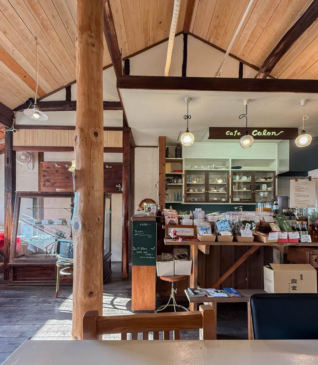 青梅市滝ノ上町の売買物件/物件の近くにある「カフェコロン」。青梅駅周辺には雰囲気のいいお店がたくさんあります！