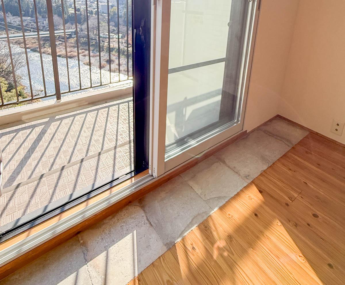 青梅市滝ノ上町の売買物件/窓際はタイルに切り替えており、植物など置きやすいつくり。サッシは二重になっていて断熱性が高い