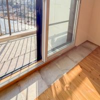 青梅市滝ノ上町の売買物件/窓際はタイルに切り替えており、植物など置きやすいつくり。サッシは二重になっていて断熱性が高い