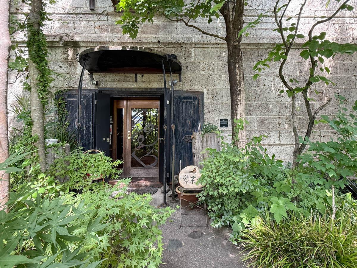 青梅市滝ノ上町の売買物件/石蔵を利用したレストラン繭蔵。登録有形文化財となってます