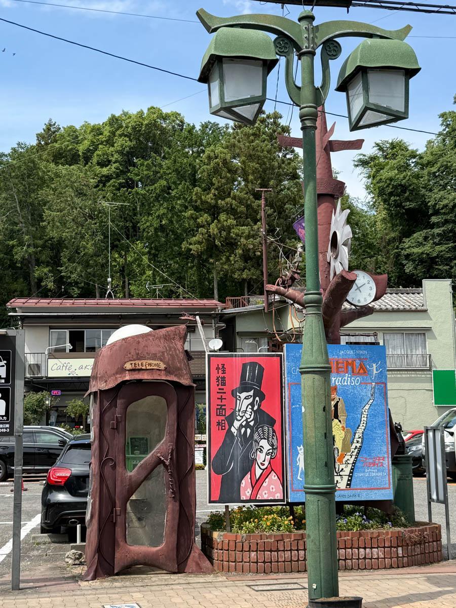 青梅市滝ノ上町の売買物件/個性的な建造物は電話ボックス。アートを探しながら街を歩くのも楽しい