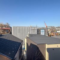 板橋区徳丸の賃貸物件/空を広く感じられる2階からの眺め（今ちょうどマンションが建設されていますが、高さはここで止まるよう）