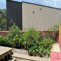板橋区徳丸の賃貸物件/デッキや、コンクリブロックで作ったベンチに腰をかけながら畑仕事が楽しめます