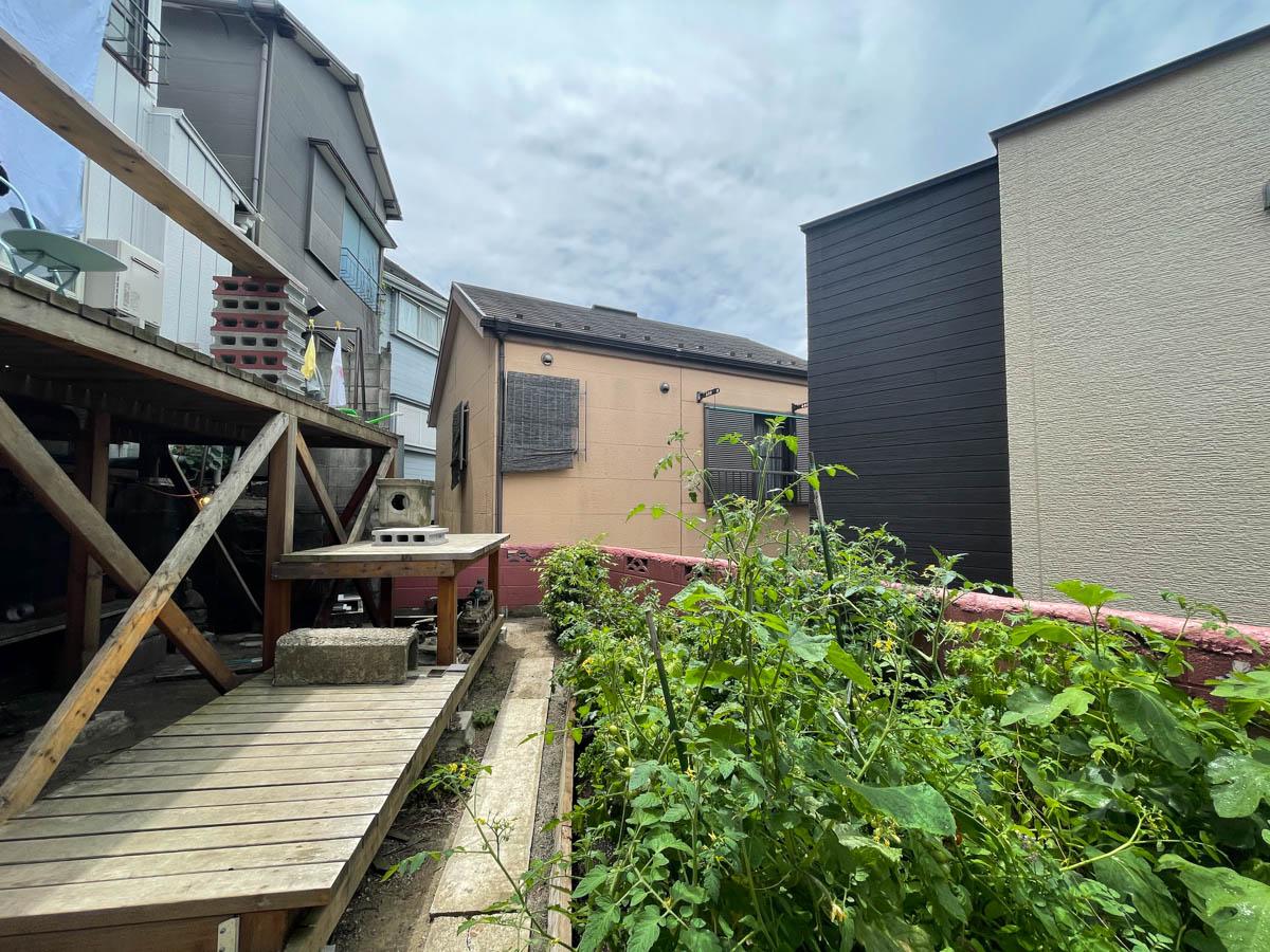 板橋区徳丸の賃貸物件/3段に高さがわかれたウッドデッキ。そして横には広い菜園スペース
