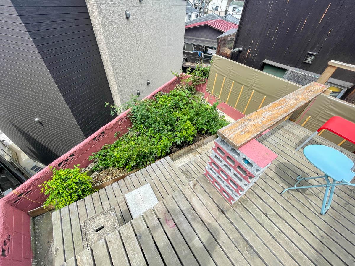 板橋区徳丸の賃貸物件/デッキスペースから畑スペースを見下ろす