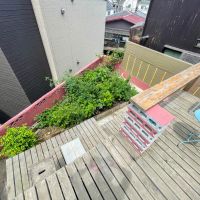 板橋区徳丸の賃貸物件/デッキスペースから畑スペースを見下ろす