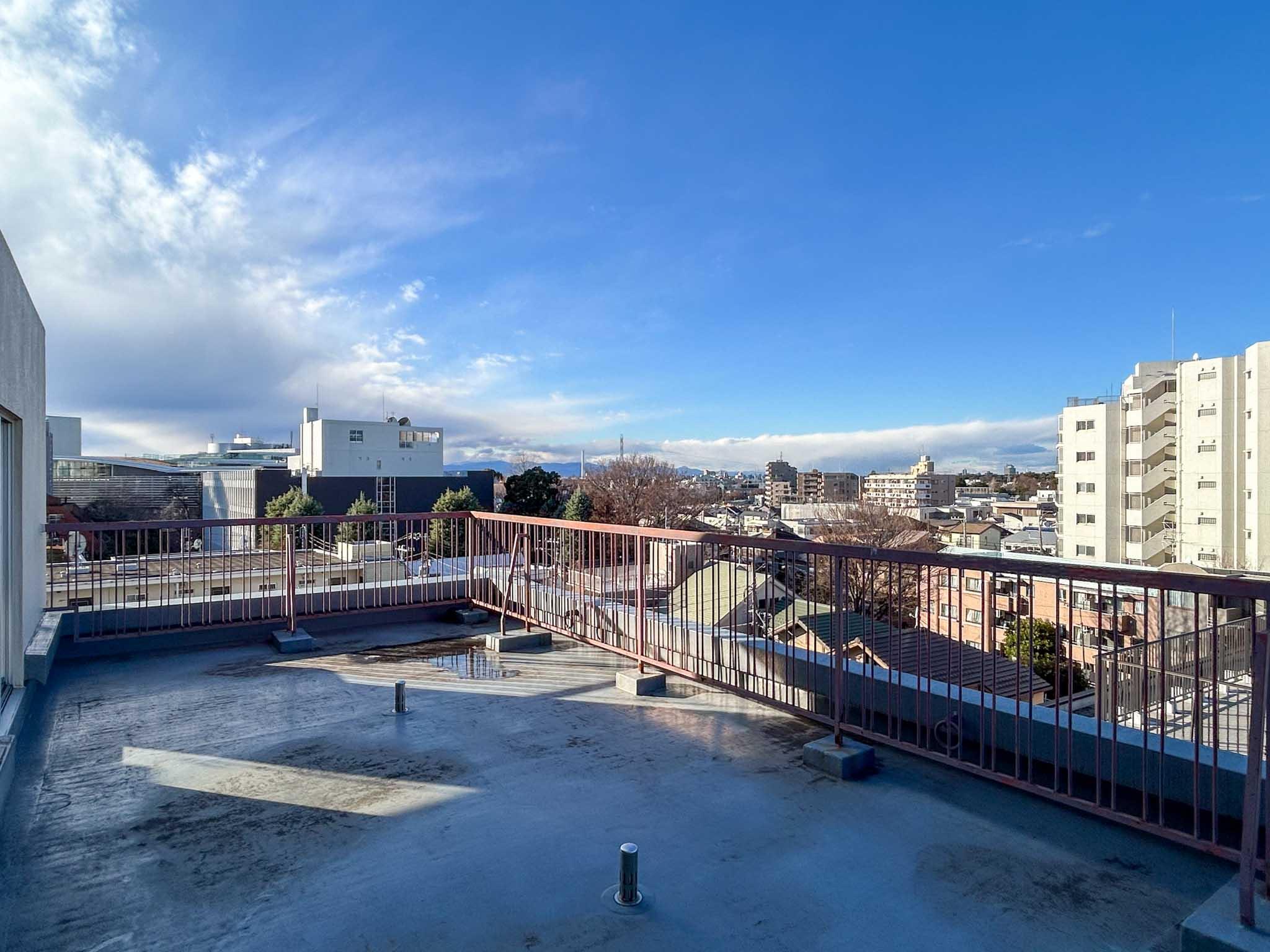 杉並区和泉の賃貸物件/見晴らしのいい、30㎡近くあるルーフバルコニー