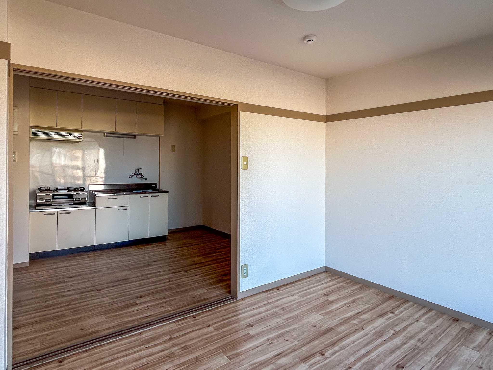 杉並区和泉の賃貸物件/ダイニングと東側の洋室。写真のように引き戸を外すと、ゆったりと使えます