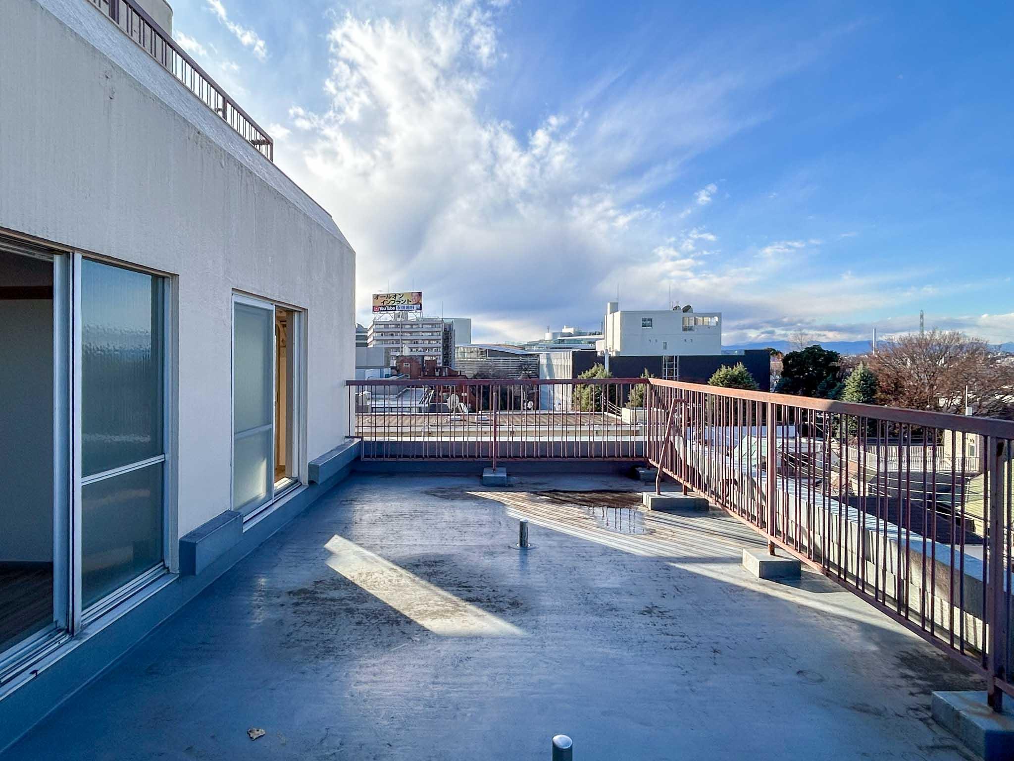 杉並区和泉の賃貸物件/ルーフバルコニー。人目を気にせずのびのび使えます