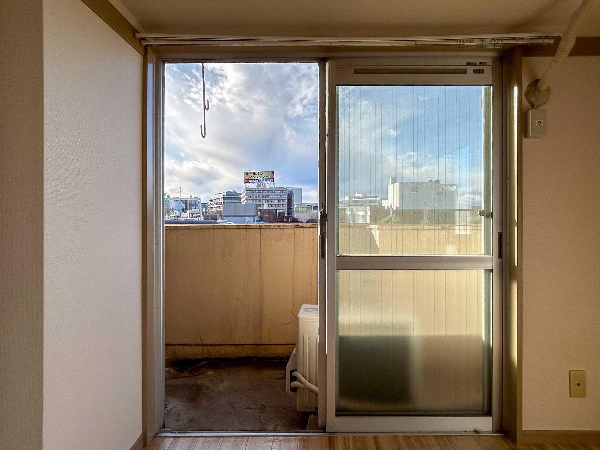 杉並区和泉の賃貸物件/西向きの窓は掃き出し窓