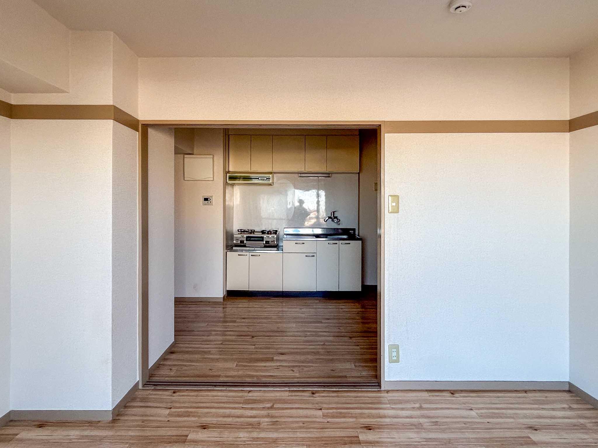 杉並区和泉の賃貸物件/キッチン側をみる。東側の洋室に収納はありません