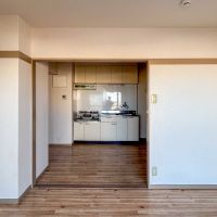 杉並区和泉の賃貸物件/キッチン側をみる。東側の洋室に収納はありません