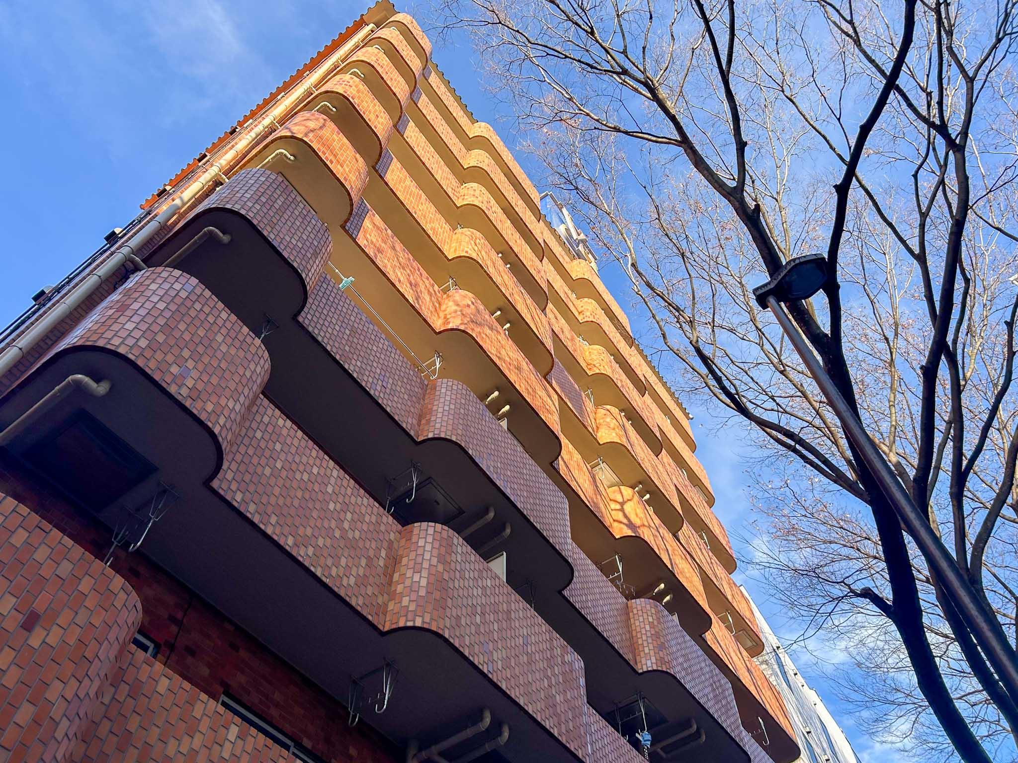 杉並区和泉の賃貸物件/道路側の外壁はタイル張り