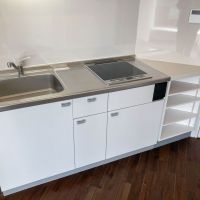 武蔵野市境南町の賃貸物件/IHコンロ。収納棚も用意されています