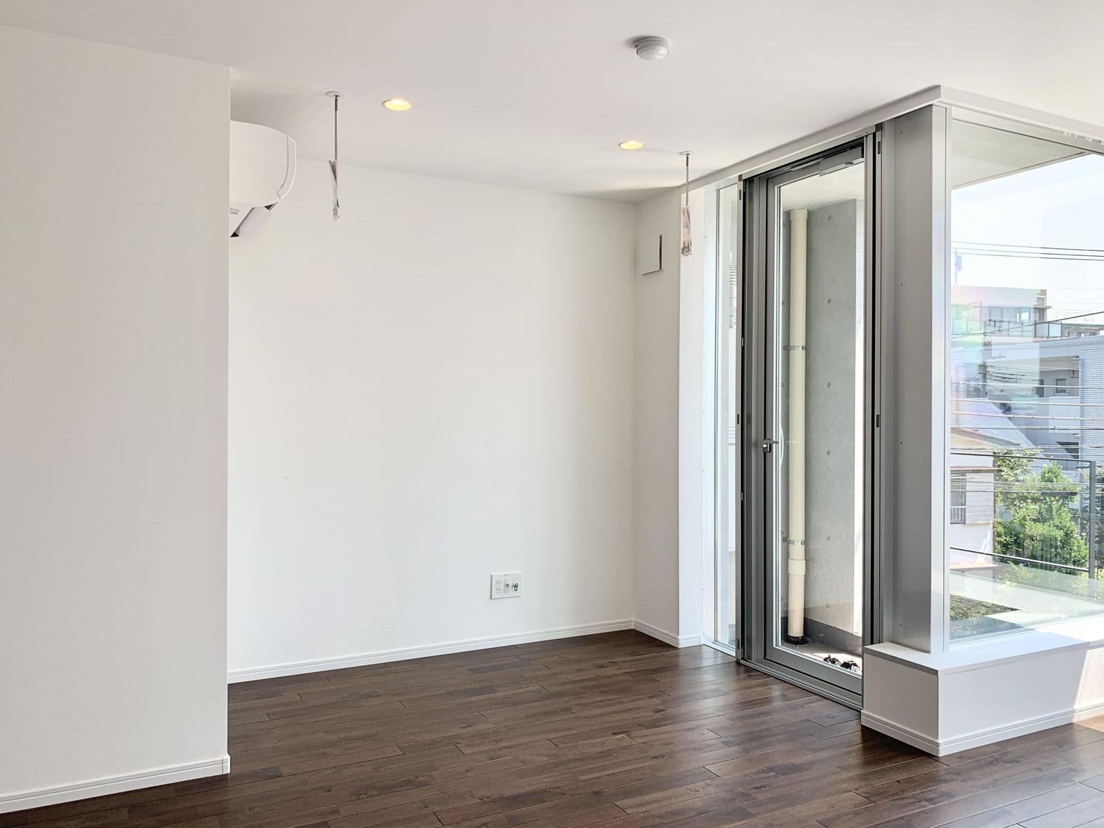 武蔵野市境南町の賃貸物件/採光は一面に設けた大きな窓から十分に確保されており、そのぶん壁面を広くとっています。家具の配置場所の選択肢が多いのは嬉しいポイント