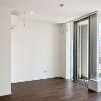 武蔵野市境南町の賃貸物件/採光は一面に設けた大きな窓から十分に確保されており、そのぶん壁面を広くとっています。家具の配置場所の選択肢が多いのは嬉しいポイント