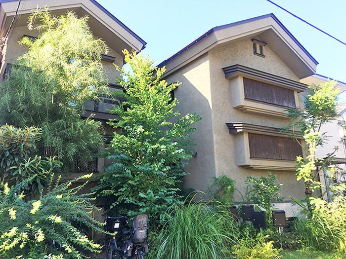 三鷹市井の頭の賃貸物件/渋い外観と茂る植物が目を惹く建物。向かって右手の建物の1-2階に、今回のお部屋がひっそりと佇んでいます