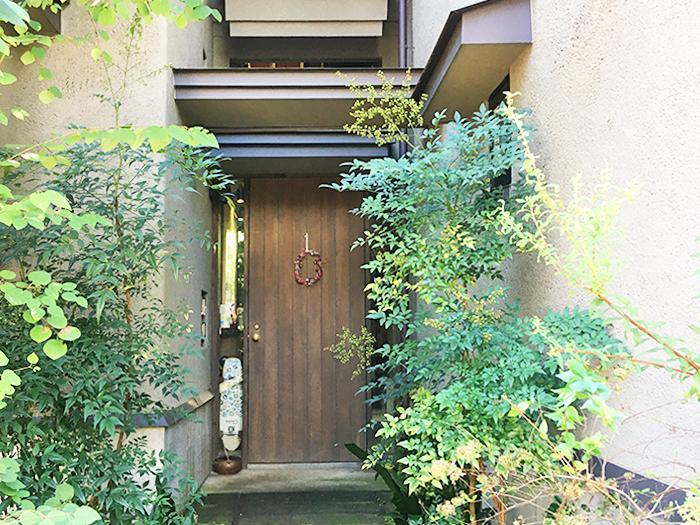 三鷹市井の頭の賃貸物件/茂る植物を抜けた先に、共用のエントランス