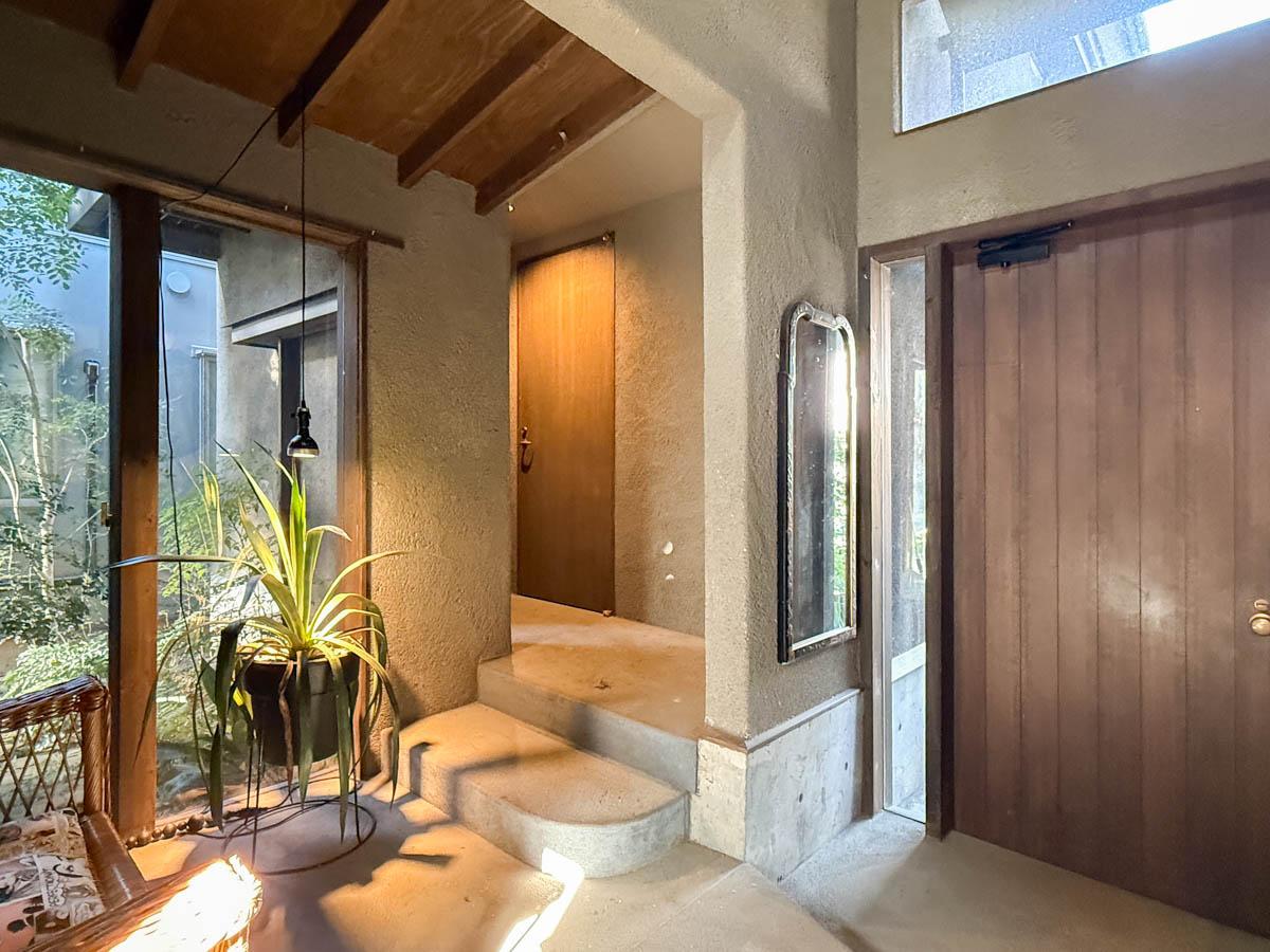 三鷹市井の頭の賃貸物件/共用エントランスを開けると、ロビーのような空間が待っていて、その先に専有部の玄関があるつくりです