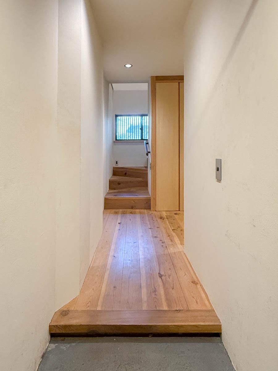 三鷹市井の頭の賃貸物件/玄関。靴箱はないので、メインのもの以外は別の場所に置くなど工夫は必要です