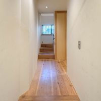 三鷹市井の頭の賃貸物件/玄関。靴箱はないので、メインのもの以外は別の場所に置くなど工夫は必要です