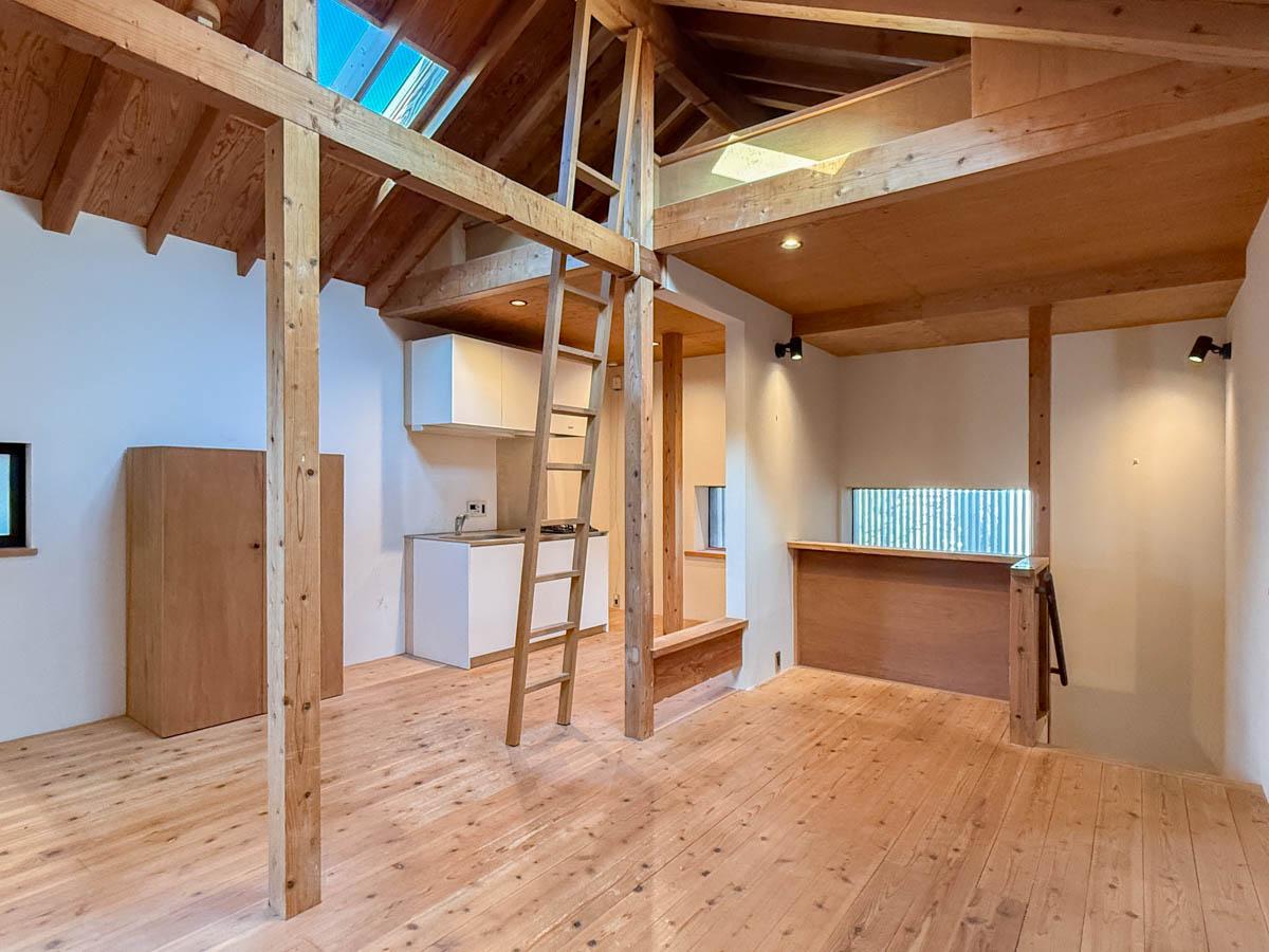 三鷹市井の頭の賃貸物件/2階にメインの空間。屋根まで吹き抜けた開放感のあるつくりで、天井高は一番高いところで約3.5mあります