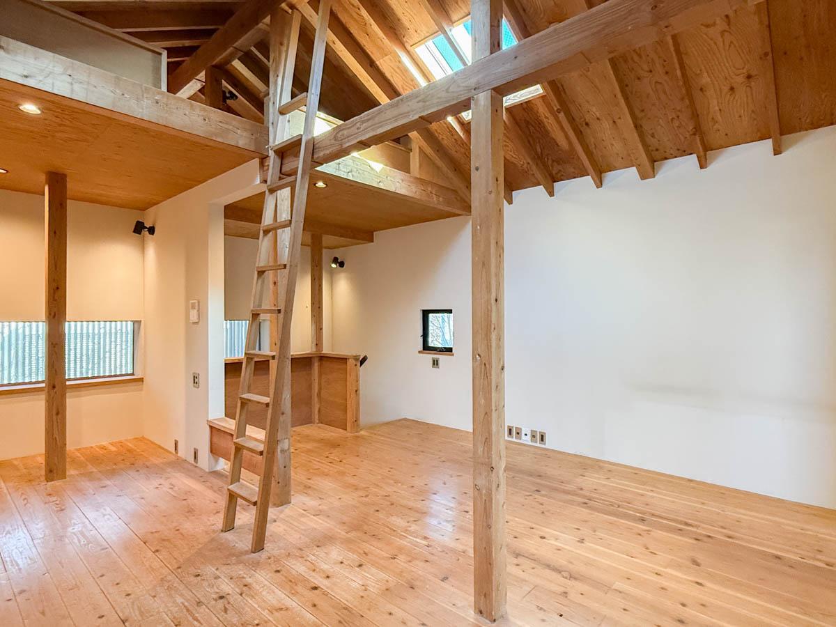 三鷹市井の頭の賃貸物件/木の温もりと、優しい日の光。静かで落ち着いた環境が、集中して何かに打ち込むのによい空間のよう