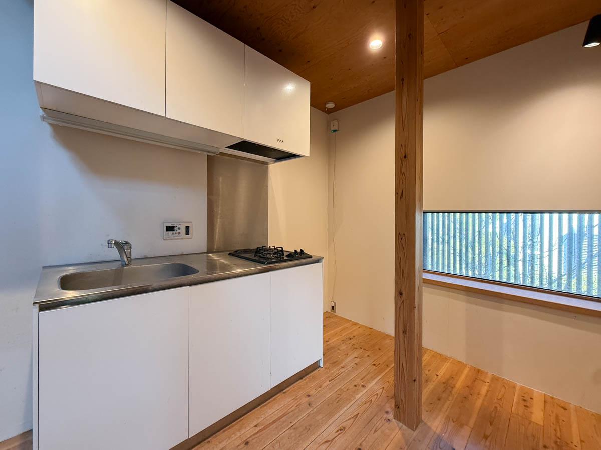 三鷹市井の頭の賃貸物件/ガス2口コンロ付きのすっきりシンプルなキッチン