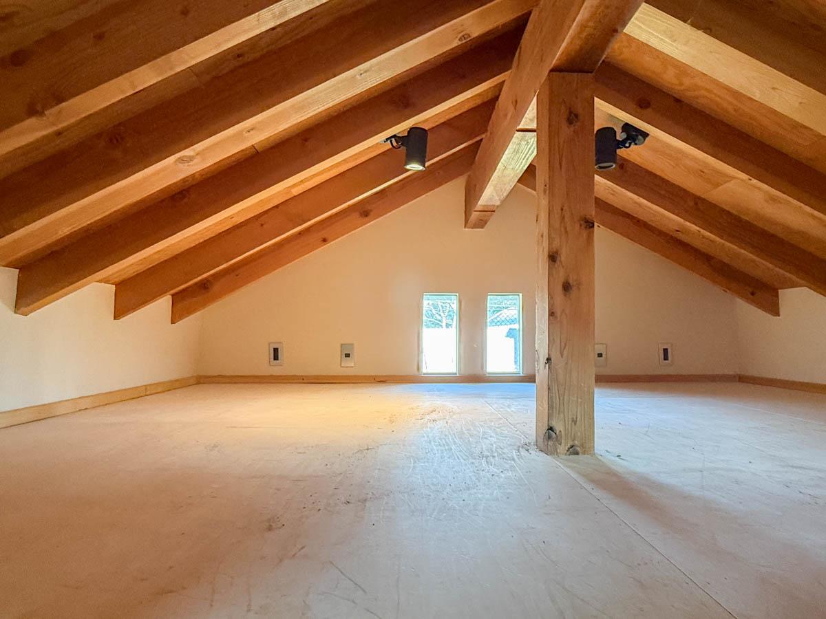 三鷹市井の頭の賃貸物件/ロフトは12㎡ほどの広さ。立つことは難しい天井高ですが、荷物を置いたり、ゴロリとしたり、