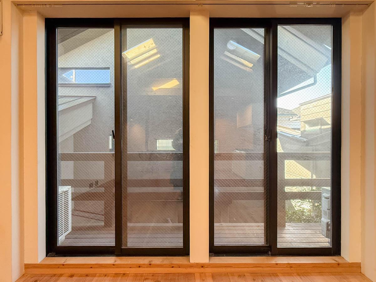 三鷹市井の頭の賃貸物件/掃き出し窓の外にはバルコニー。母屋が立ち、眺望は抜けていないのですが、人目を気にせず、ひっそりと暮らせる感じがよい