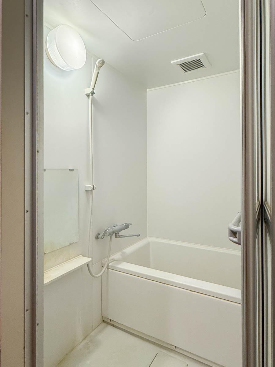 三鷹市井の頭の賃貸物件/シンプルな浴室。写真は清掃前なので少し汚れていますが、クリーニングできれいになっています。