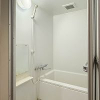 三鷹市井の頭の賃貸物件/シンプルな浴室。写真は清掃前なので少し汚れていますが、クリーニングできれいになっています。