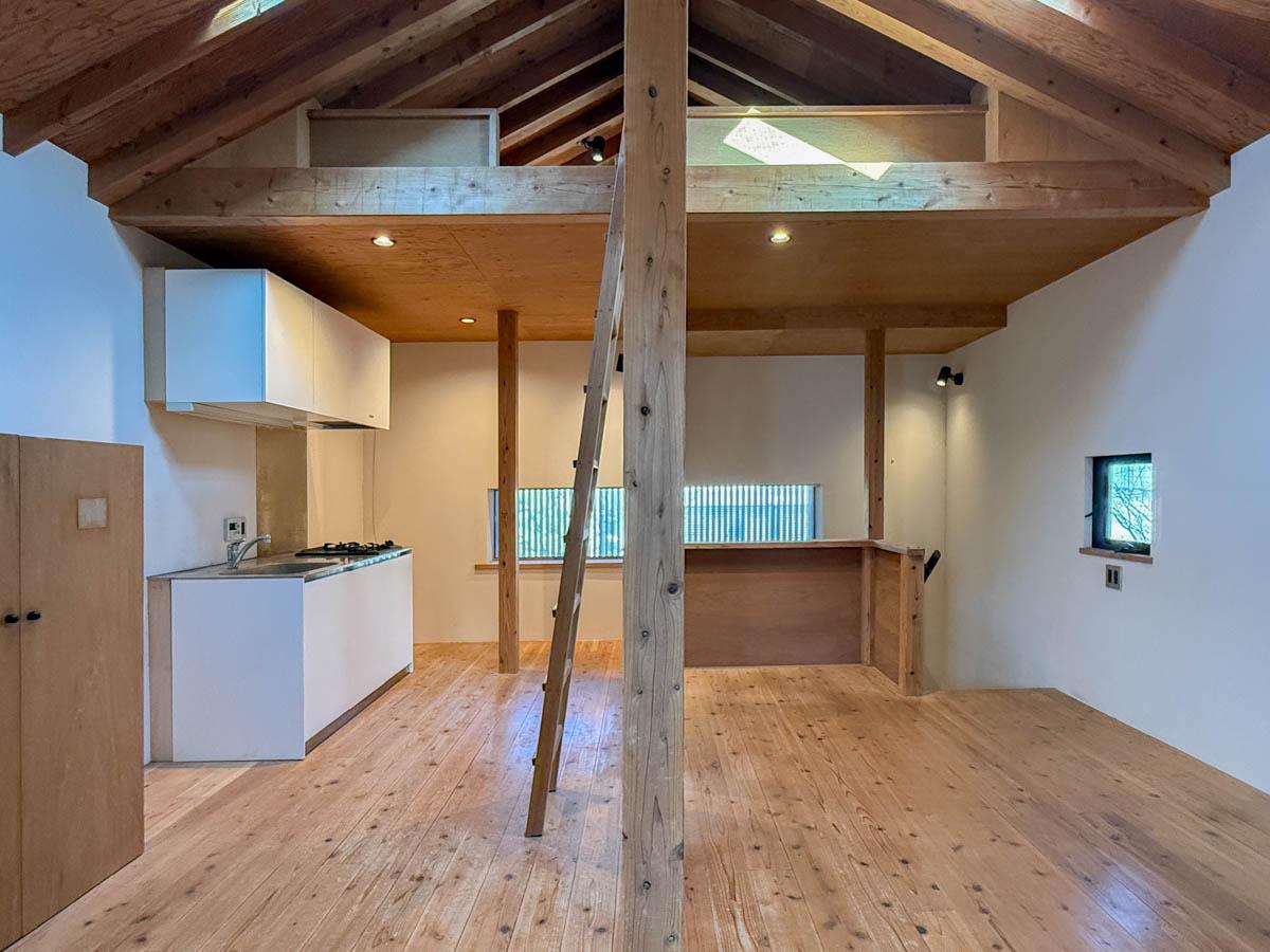 三鷹市井の頭の賃貸物件/杉の無垢床、木の天井や柱が落ち着く空間