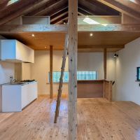 三鷹市井の頭の賃貸物件/杉の無垢床、木の天井や柱が落ち着く空間