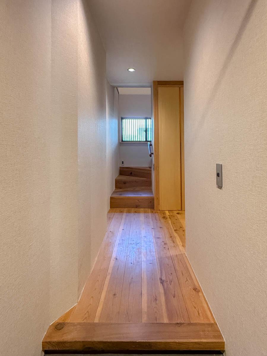 三鷹市井の頭の賃貸物件/玄関。靴箱はないので、メインのもの以外は別の場所に置くなど工夫は必要です