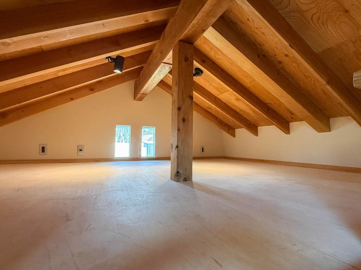 三鷹市井の頭の賃貸物件/ロフトは12㎡ほどの広さ。立つことは難しい天井高ですが、荷物を置いたり、ゴロリとしたり、