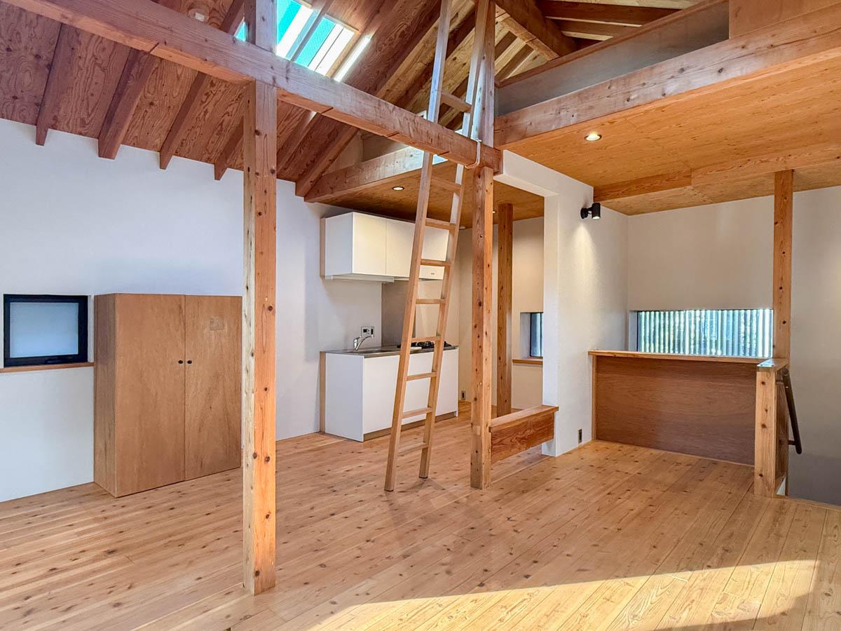 三鷹市井の頭の賃貸物件/2階にメインの空間。屋根まで吹き抜けた開放感のあるつくりで、天井高は一番高いところで約3.5mあります